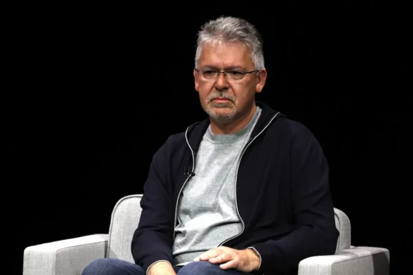 Apple перезапускає AI-стратегію: відставка John Giannandrea та затримка Siri