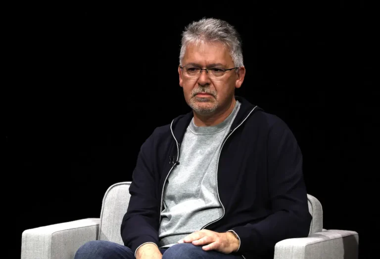 Apple перезапускає AI-стратегію: відставка John Giannandrea та затримка Siri