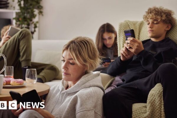 Батькам наказано показати приклад і вимкнути телефони цього Різдва