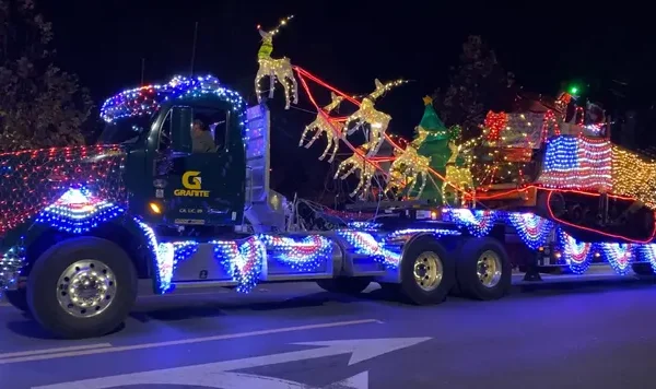 Святкові вогні приносять сезонний настрій у будівельний світ