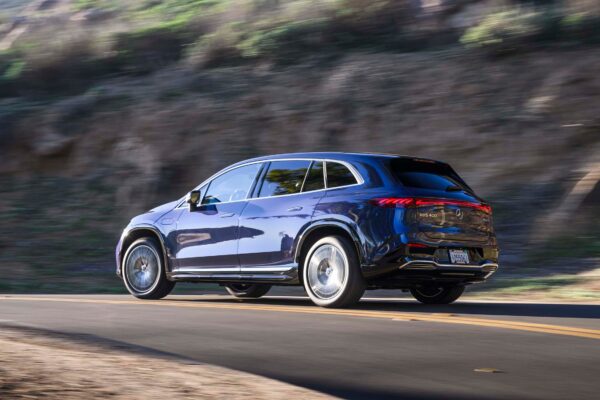 Тестований позашляховик Mercedes-Benz EQS400 4Matic 2026 року: більше за менше