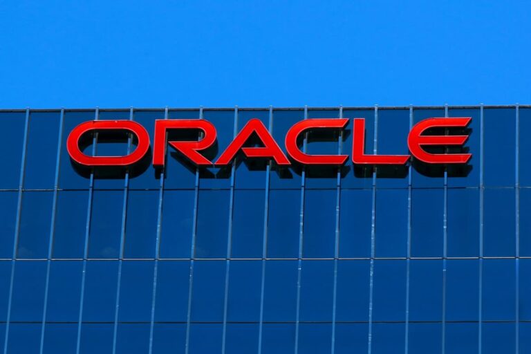 Акції Oracle впали більш ніж на 40% після AI-буму