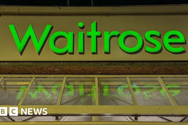 Бутильована вода від Waitrose відкликана через ризик, що вона містить скло