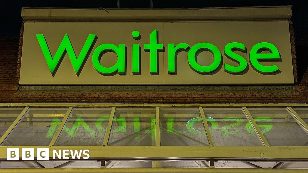 Бутильована вода від Waitrose відкликана через ризик, що вона містить скло
