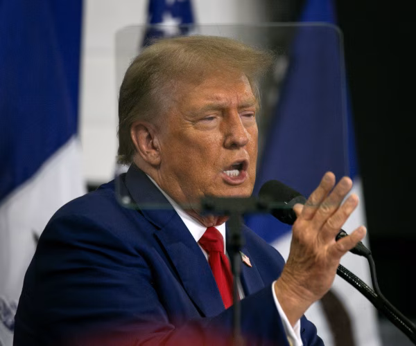 Трамп попереджає Канаду про 100-відсоткові тарифи, пов'язані з Китаєм