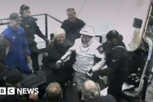 Астронавти спливають на Землю після медичної евакуації з космічної станції