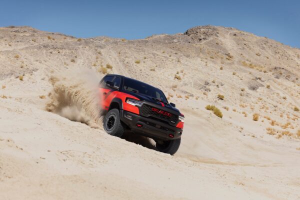 Супервантажівка TRX від Ram повертається зі значками SRT і 777-сильним V-8