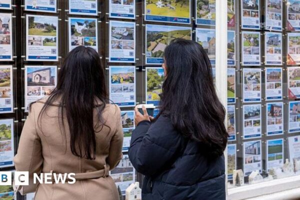 За словами Галіфакса, середня ціна будинку вперше перевищила 300 000 фунтів стерлінгів