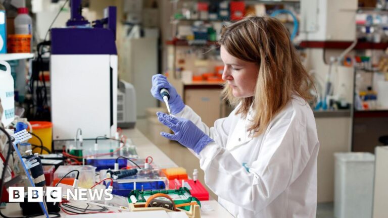 Дослідницький фонд Великобританії вартістю 8 мільярдів фунтів стерлінгів стикається з «важкими рішеннями», оскільки призупиняє отримання нових грантів