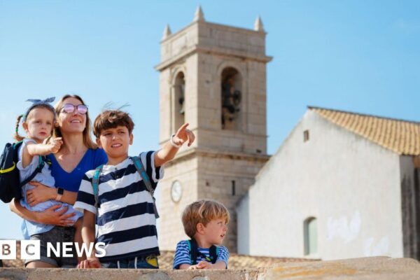 Турагенти кажуть, що дощ і політика підвищують кількість бронювань на відпустку на половину терміну