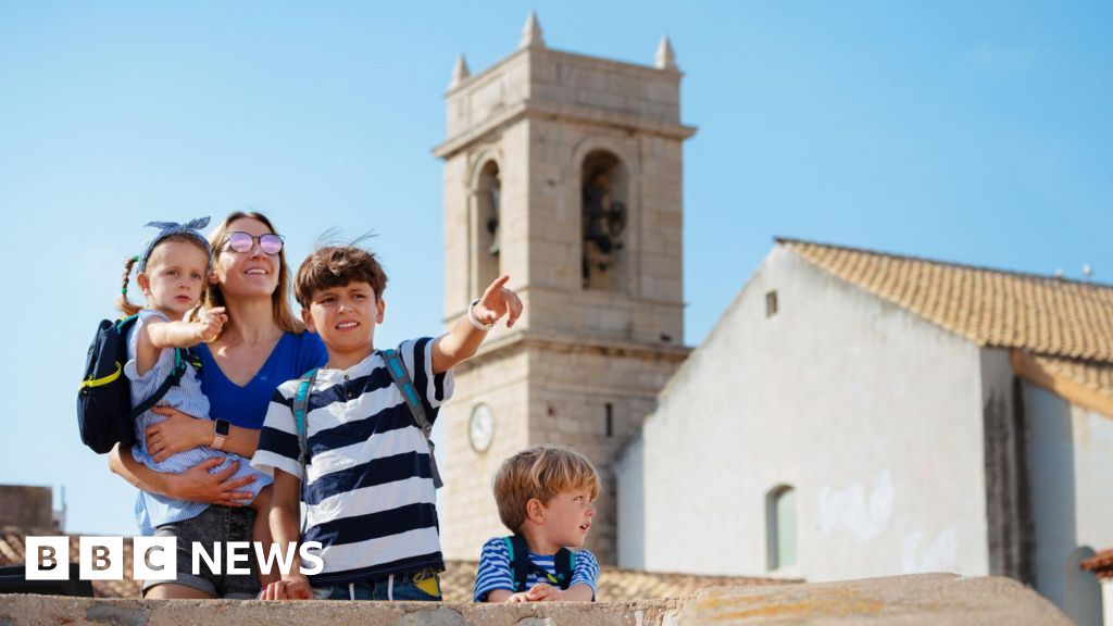 Турагенти кажуть, що дощ і політика підвищують кількість бронювань на відпустку на половину терміну