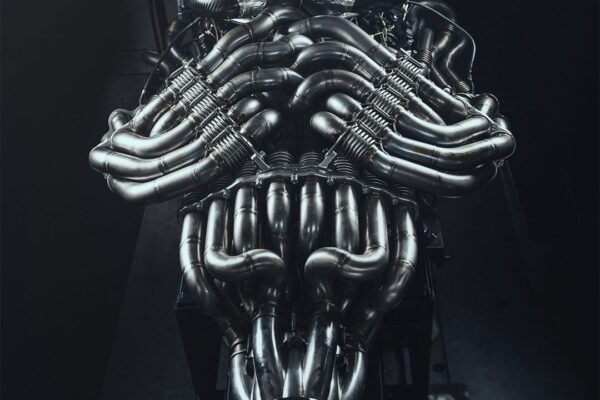 V-12 від Де Томазо може бути найдичнішим на вигляд двигуном, який ви коли-небудь бачили